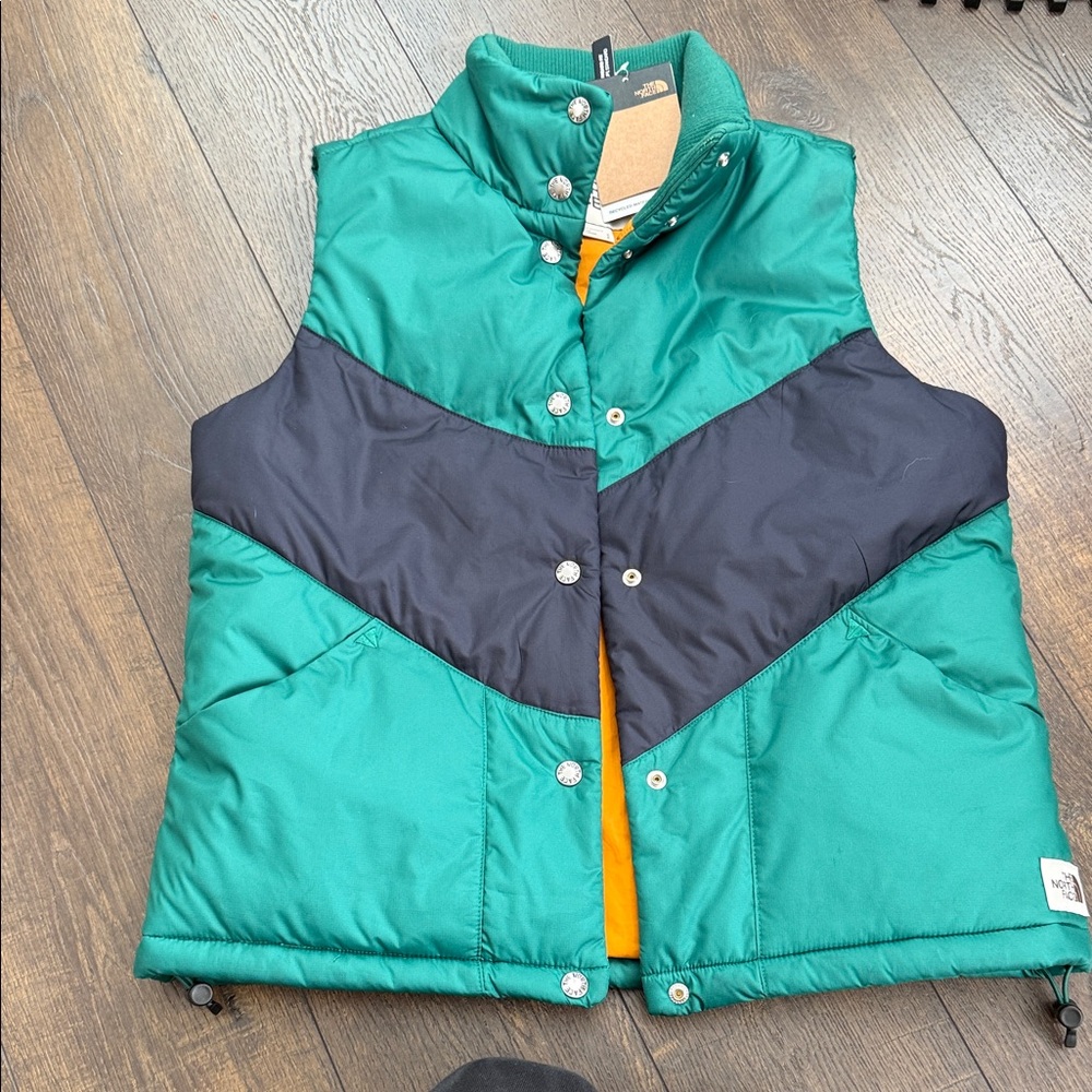 New The North Face  Women's Sylvester Vest, Size Small, Snap Front, Standard Fit